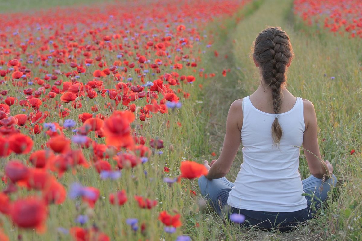 Femme en posture de méditation