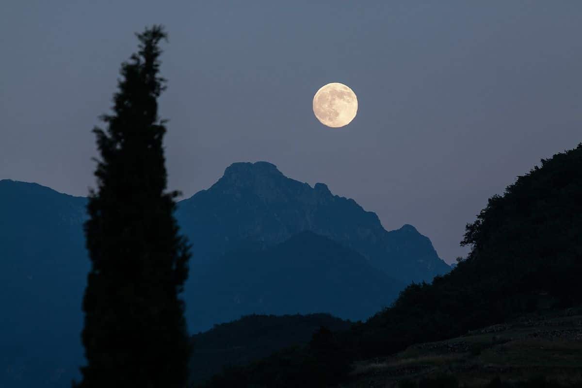Pleine Lune dans un paysage de montagne